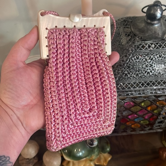 1950’s Marilyn Pivnick Pink Hand Crocheted Bakelite Frame Small Purse - Picture 11 of 12